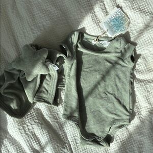 Barefoot Dreams Olive Green Kids Bodysuit + Star lovey Set